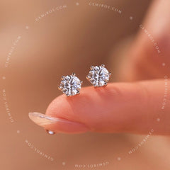 The Éclat Moissanite Stud Earrings