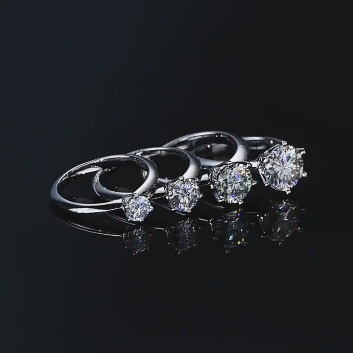 The Éclat Moissanite Ring